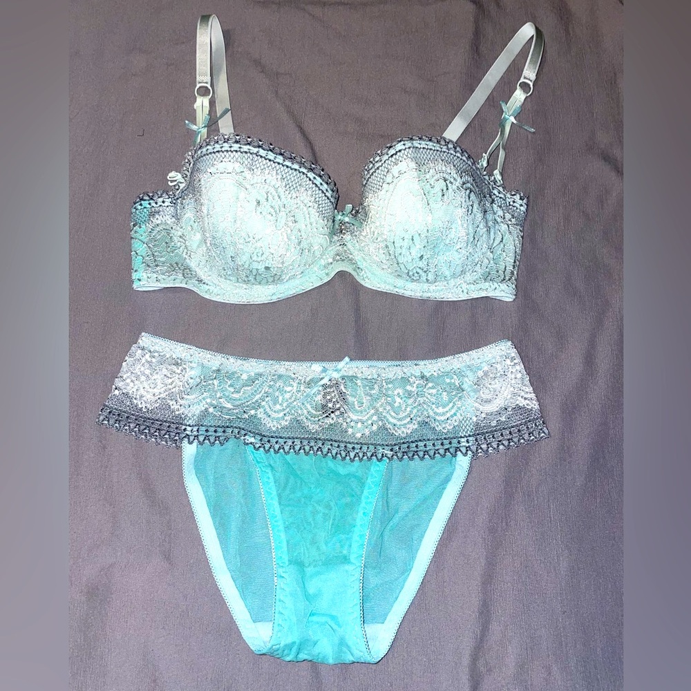 Blue/teal lace Bra/Pantie set.